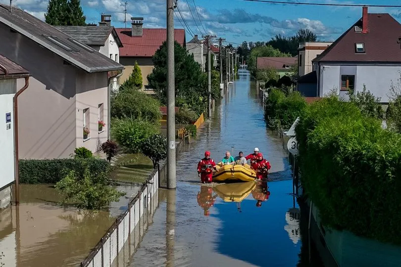 Třetí povodňový stupeň platí na severní Moravě a ve Slezsku ještě na čtyřech místech. S problémy se potýká doprava