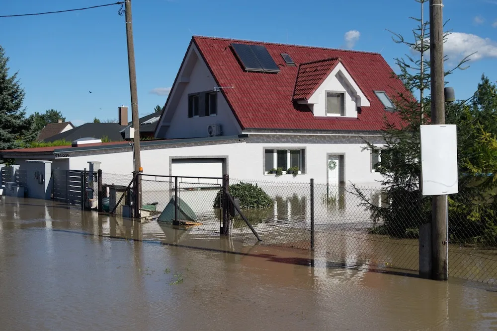 Lidé by neměli v oblastech postižených povodní pomáhat na vlastní pěst.