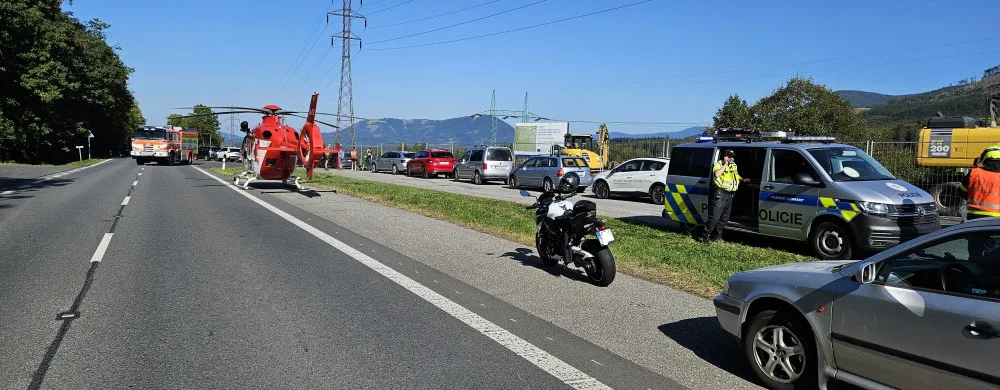 Na Novojičínsku zemřel motorkář. Ani přes zásah zdravotníků nepřežil srážku s autem