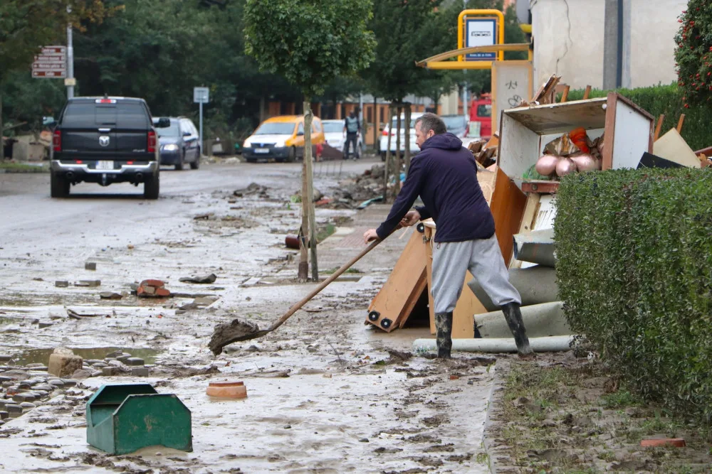 Někteří lidé zneužívají povodňové skládky. Vyhazují i to, co nezničila voda, třeba staré pneumatiky