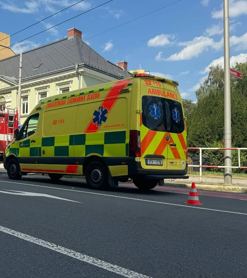 Seniorku v Třinci srazilo auto. Po nehodě byla v bezvědomí a bojovala o život