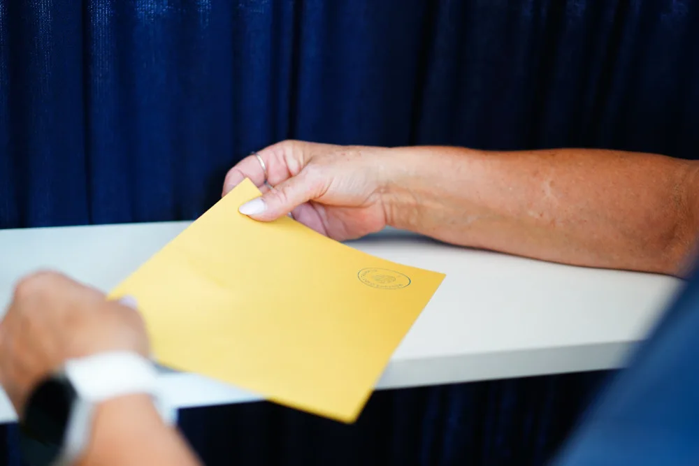 VOLBY 2024: Souboj o mandáty vrcholí. O místo v horní komoře usilují primátor Navrátil a senátor Pavera