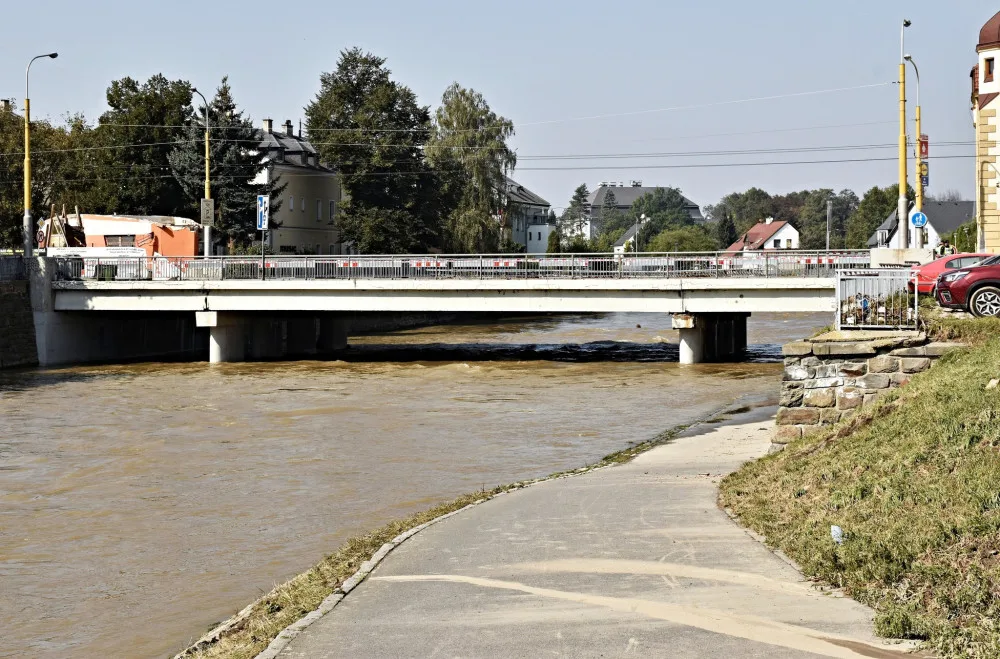 Stavba provizorního mostu v Opavě začne v říjnu, nyní na něj mohou jen chodci