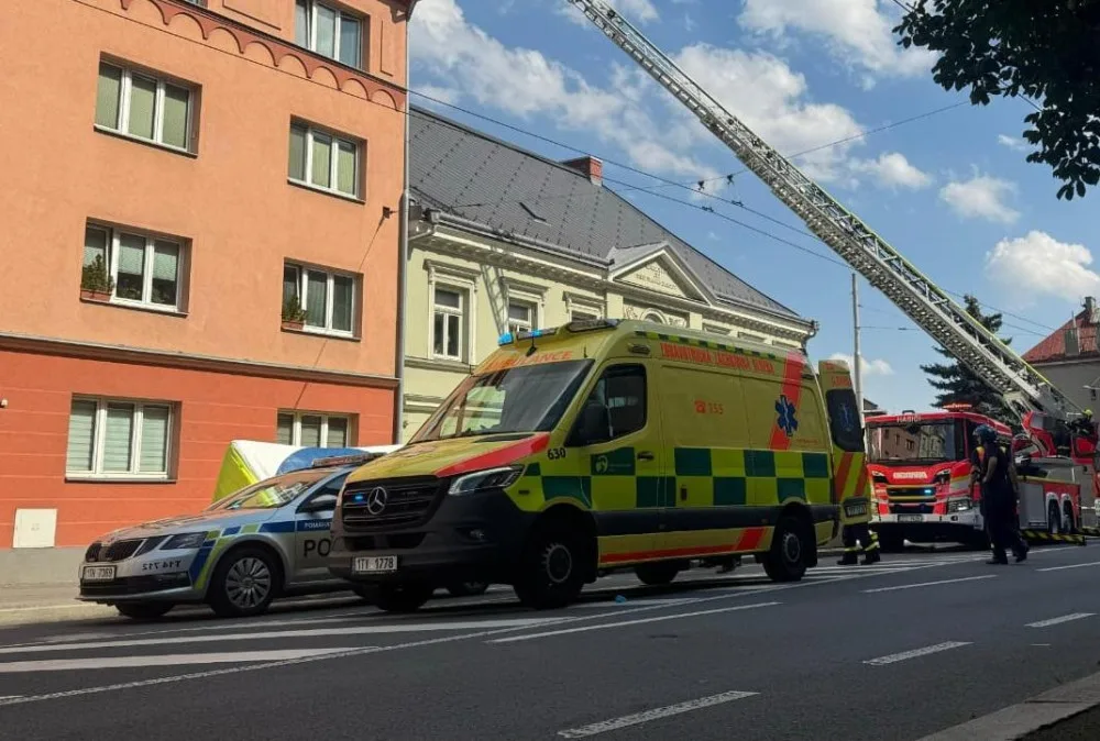 Muž skončil po požáru v kuchyni v umělém spánku. Do nemocnice ho transportovali záchranáři.