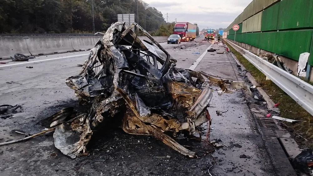 Vážná nehoda na Frýdecko-Místecku. Automobil začal po střetu s cisternou hořet