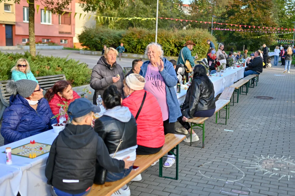 Dubina fungovala jako experiment. Sousedé mohli přijít k rekordně dlouhému stolu.
