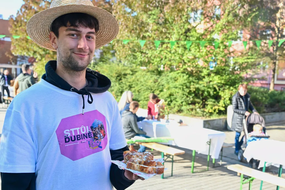 Dubina fungovala jako experiment. Sousedé mohli přijít k rekordně dlouhému stolu.