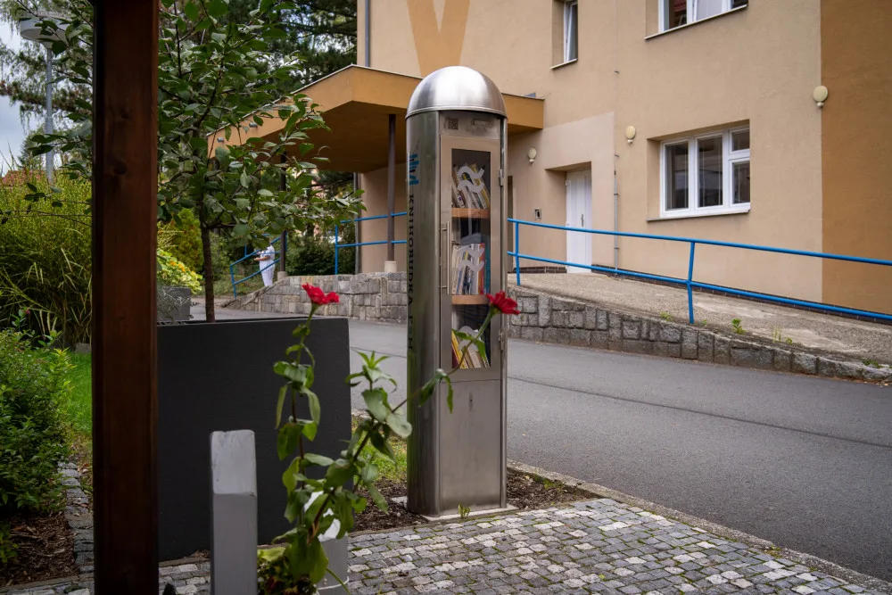 Starý parkovací automat se proměnil ve vzhlednou knihobudku.