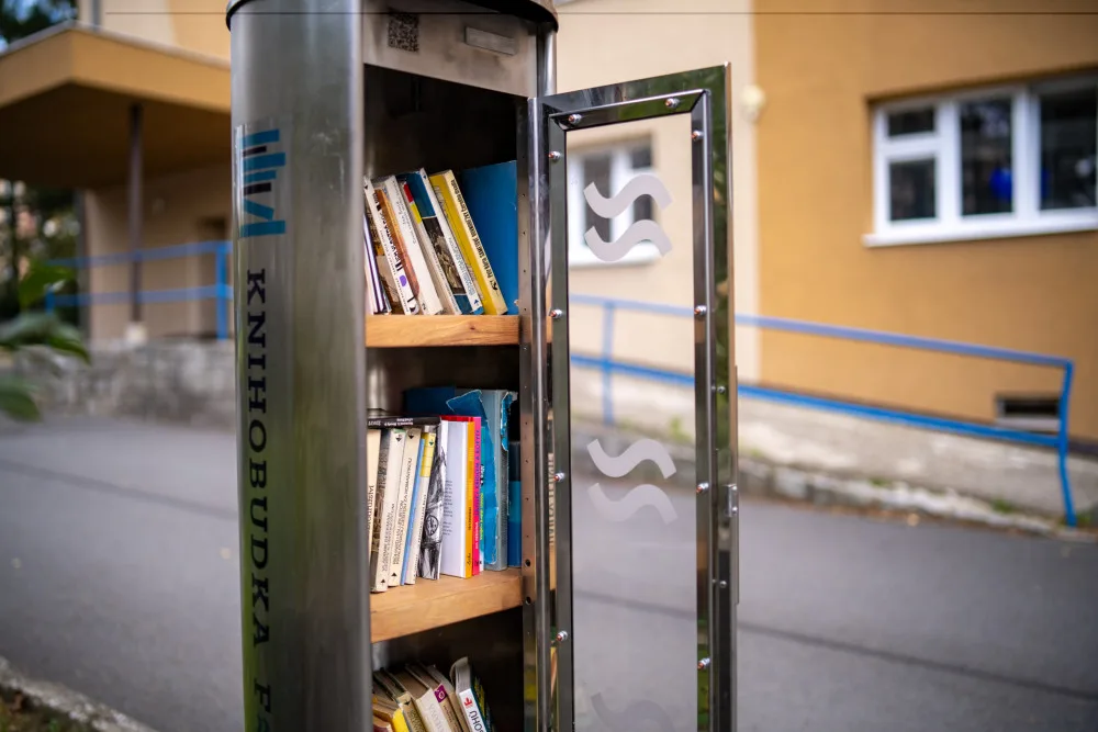 Starý parkovací automat se proměnil ve vzhlednou knihobudku.