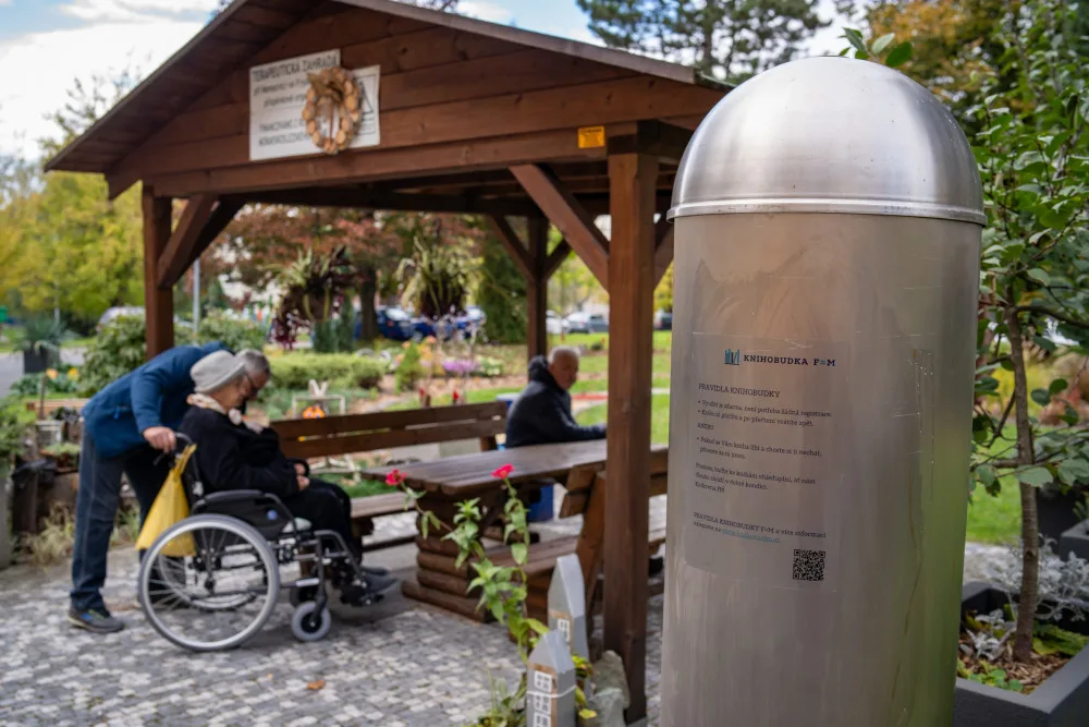 Starý parkovací automat se proměnil ve vzhlednou knihobudku.