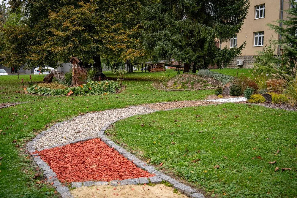 Starý parkovací automat se proměnil ve vzhlednou knihobudku.