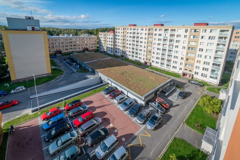 Ostravský Jih hlásí nová parkovací místa, klima v Bělském Lese zlepší zelená střecha