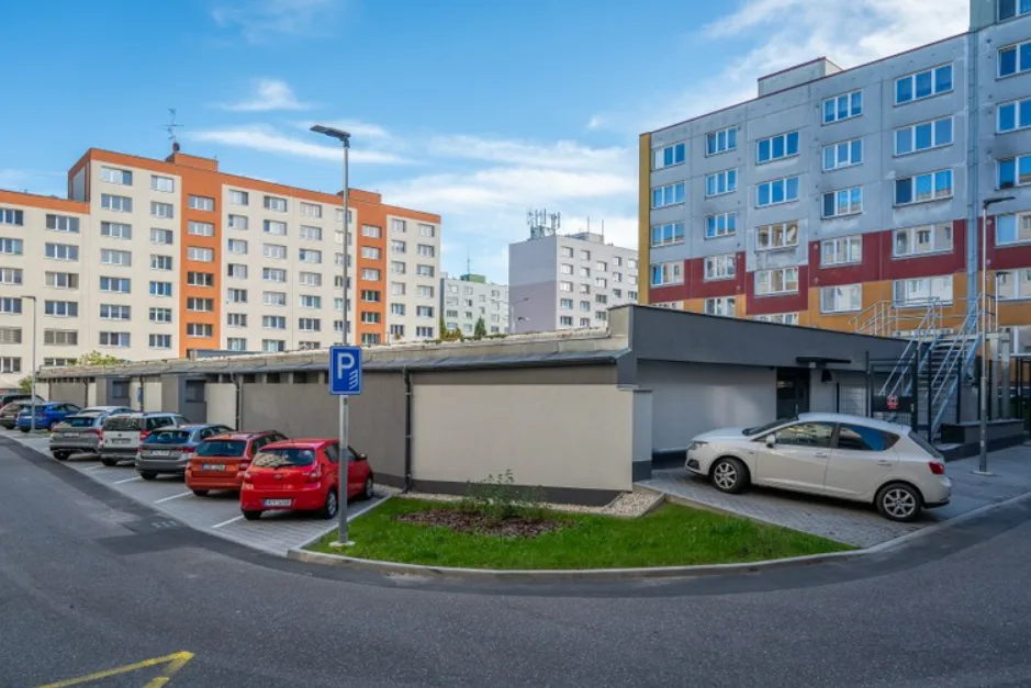 Ostravský Jih hlásí nová parkovací místa, klima v Bělském Lese zlepší zelená střecha