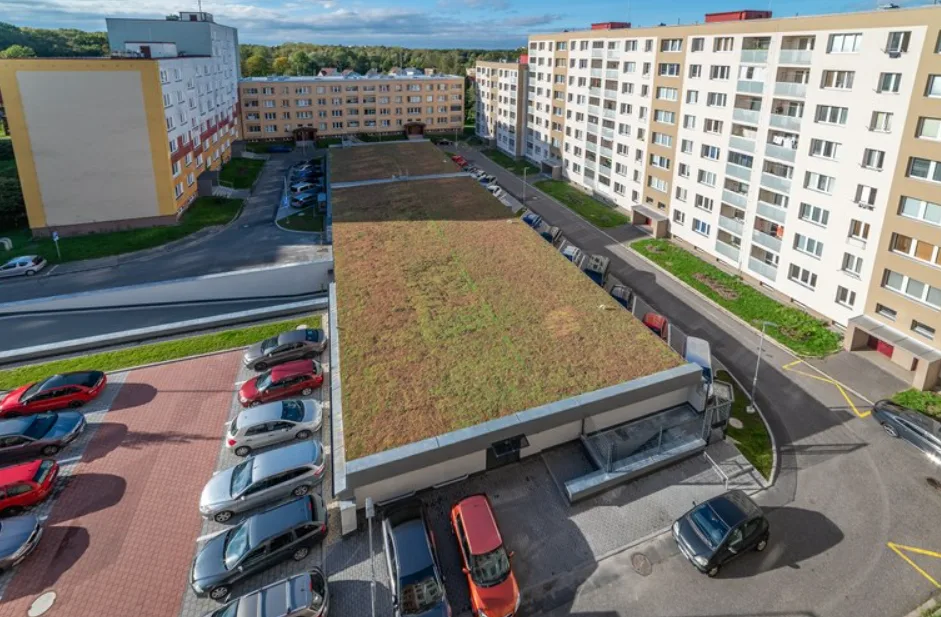 Ostravský Jih hlásí nová parkovací místa, klima v Bělském Lese zlepší zelená střecha