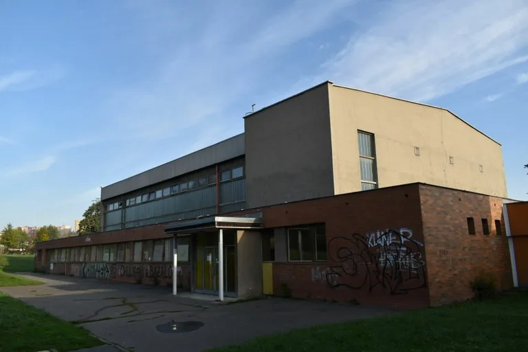V Pustkovci začíná rekonstrukce sportovní haly. Žáci blízké školy v ní nemohli cvičit od roku 2016