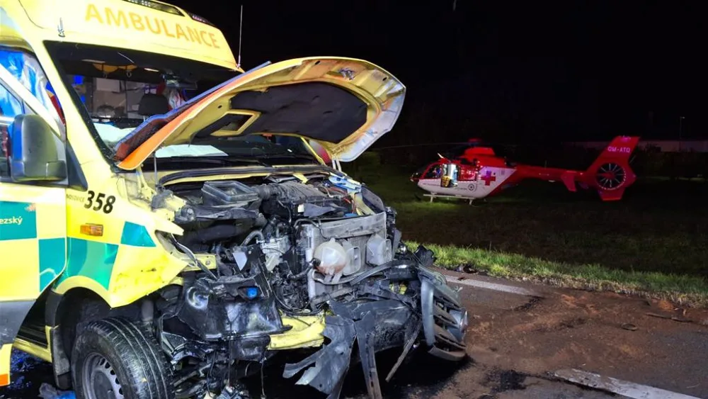 Na Frýdecko-Místecku havarovala sanitka. Řidička nedala záchranářům přednost, čtyři lidé se zranili