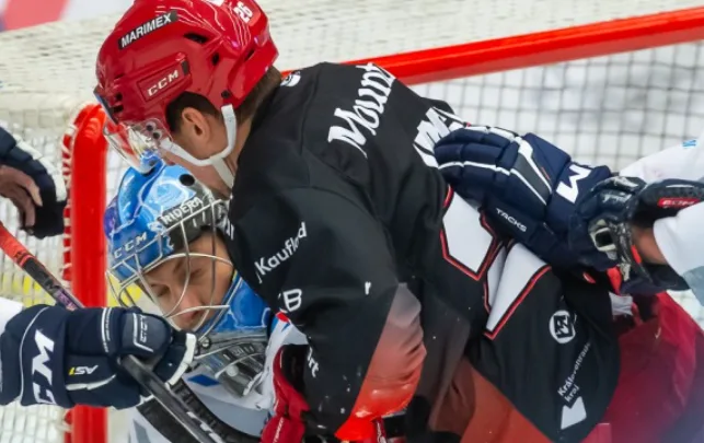 V Hradci Králové padlo 16 gólů, hokejisté Mountfieldu přestříleli Vítkovice 9:7
