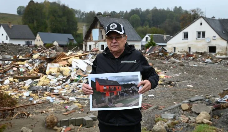 Petr Harazin u trosek svého domu drží fotku s jeho původní podobou, peníze od pojišťovny na stavbu nového už má na účtu