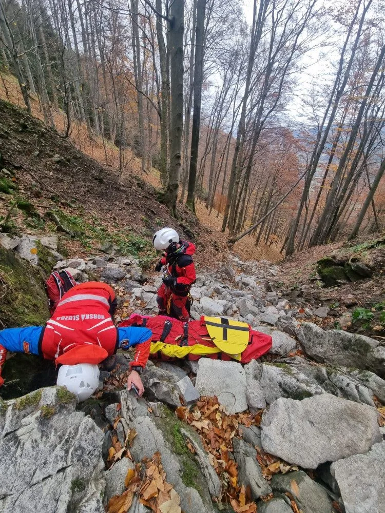 Vážně zraněnou turistku v Beskydech zachraňoval vrtulník. Spadla ze skály