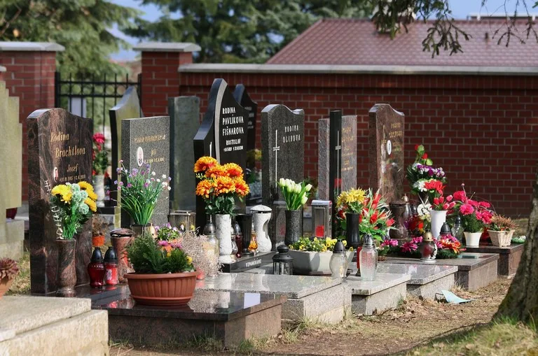 Hřbitovy zůstanou na Dušičky otevřené déle. Výzdobu hrobů i zaparkovaná auta ohlídají v Ostravě strážníci