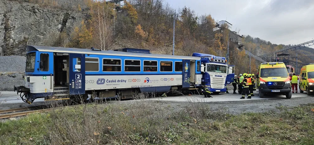 Na Novojičínsku se vlak srazil s kamionem. Při nehodě se zranili čtyři lidé, provoz stojí