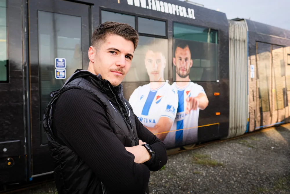 Tramvaj jako reklama na fotbal. Dopravní prostředek v barvách Baníku brázdí moravskoslezskou metropoli