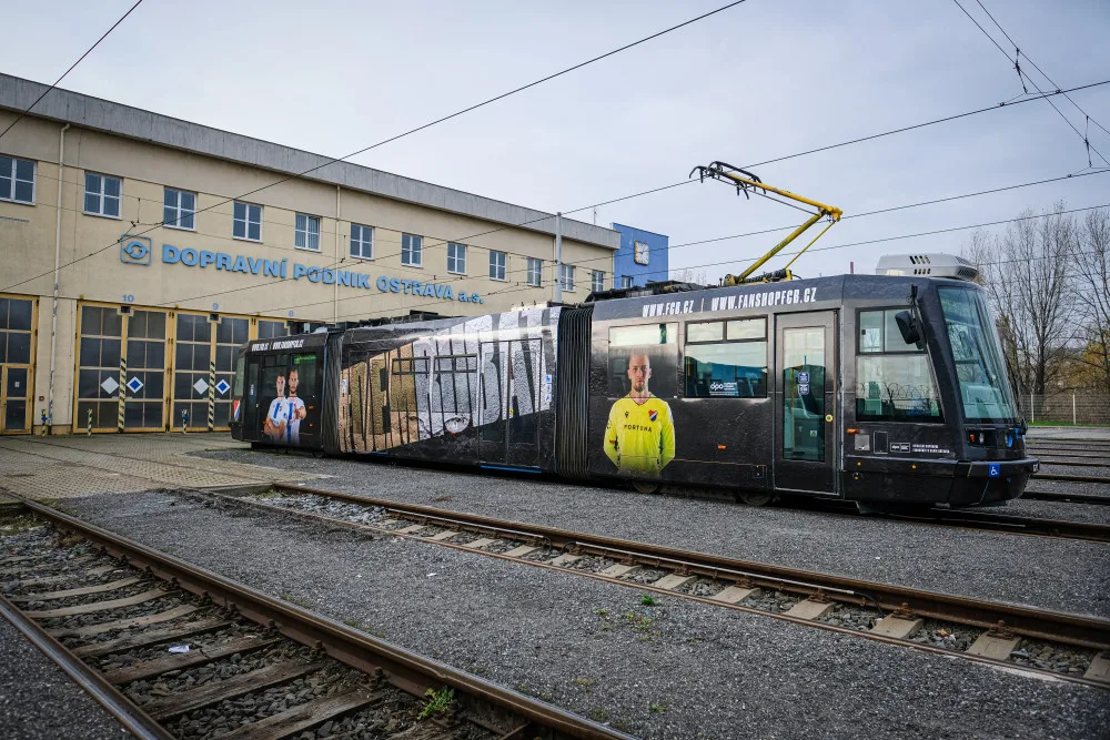 Tramvaj jako reklama na fotbal. Dopravní prostředek v barvách Baníku brázdí moravskoslezskou metropoli