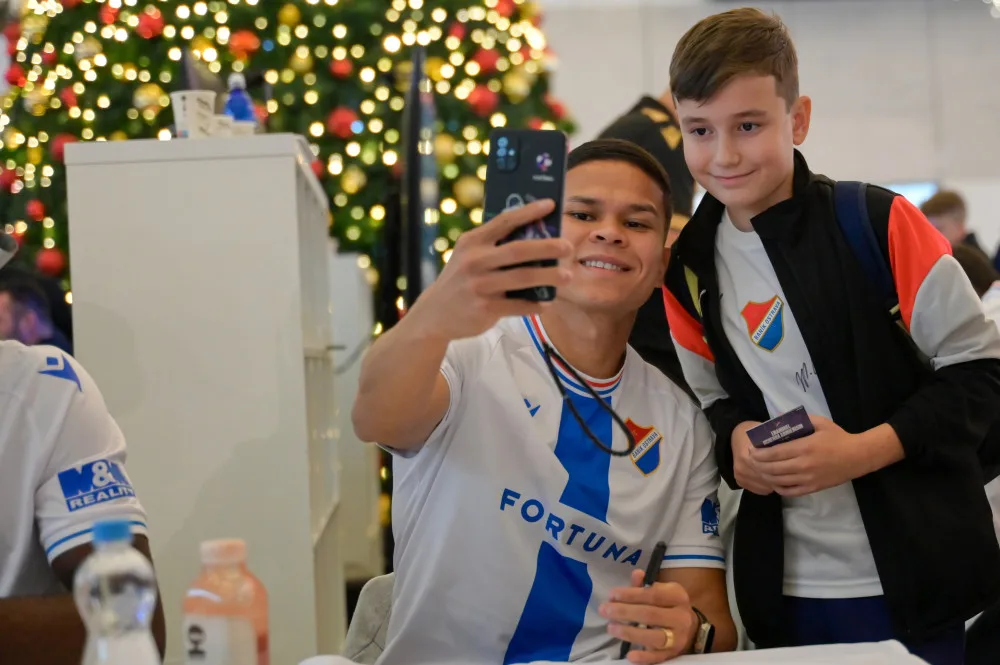 Jedině Baník! Modrobílí obsadili obchodní centrum.