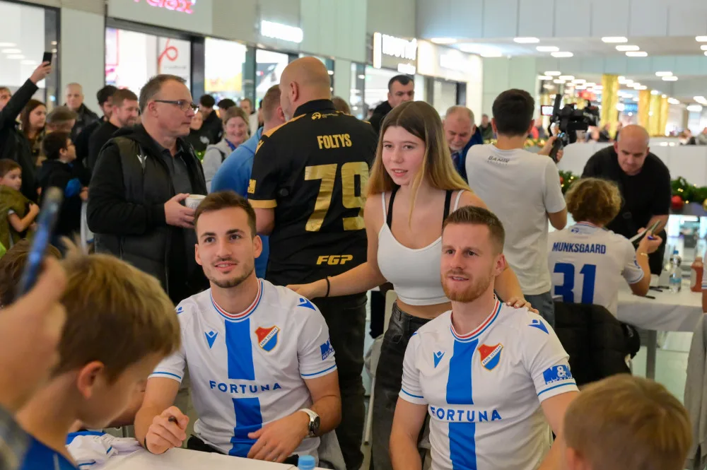 Jedině Baník! Modrobílí obsadili obchodní centrum.