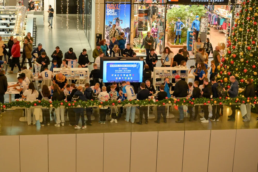 Jedině Baník! Modrobílí obsadili obchodní centrum.