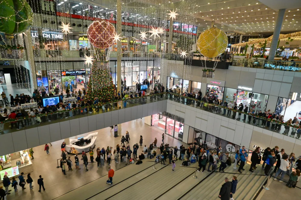 FOTO: Jedině Baník! Modrobílí obsadili obchodní Jedině Baník! Modrobílí obsadili obchodní centrum.