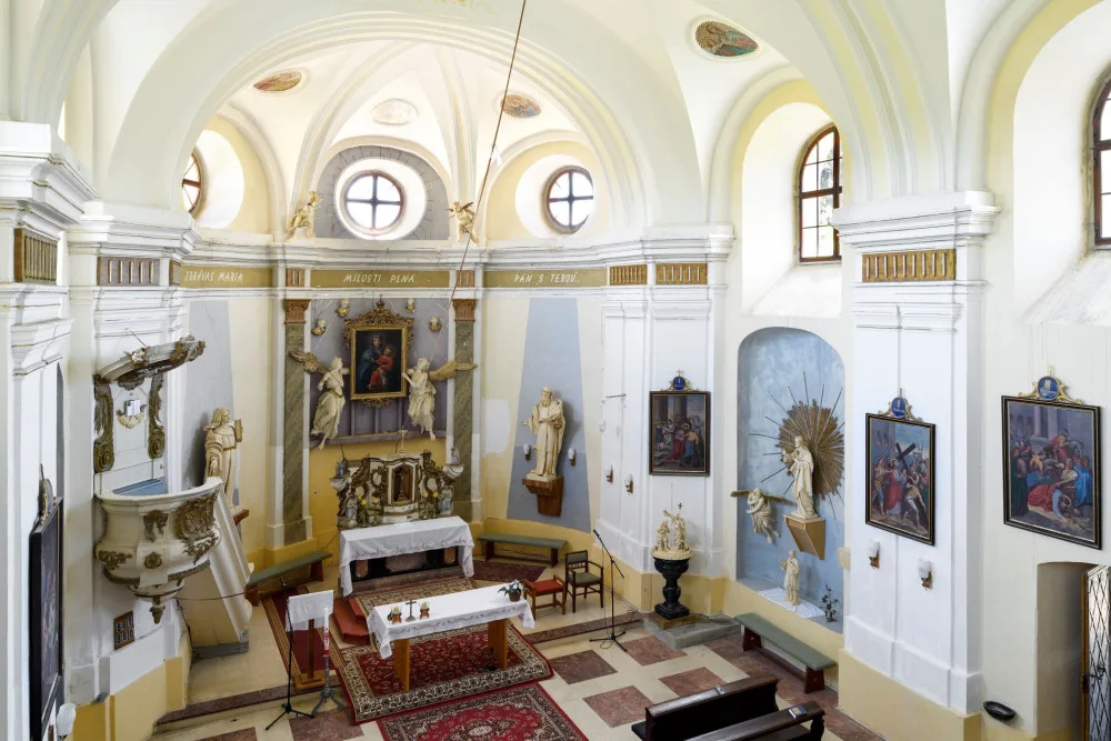 V Rudě na Bruntálsku se za 16 milionů korun opravuje interiér kostela.