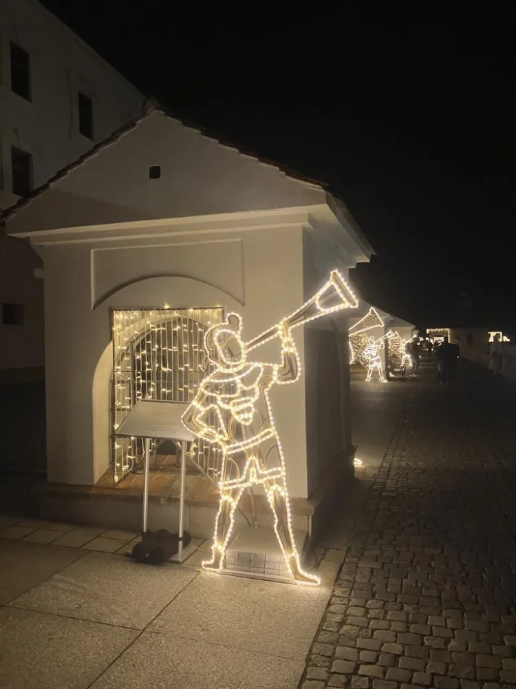 FOTO: Brněnský hrad Špilberk rozzářily statisíce světel. Odkazují na dávné legendy, nechybí ani světelný drak