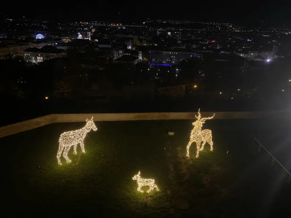 FOTO: Brněnský hrad Špilberk rozzářily statisíce světel. Odkazují na dávné legendy, nechybí ani světelný drak