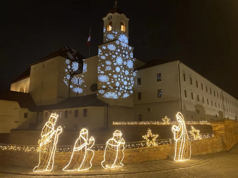 FOTO: Brněnský hrad Špilberk rozzářily statisíce světel. Odkazují na dávné legendy, nechybí ani světelný drak