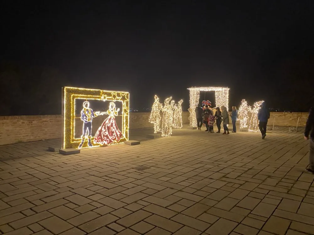 FOTO: Brněnský hrad Špilberk rozzářily statisíce světel. Odkazují na dávné legendy, nechybí ani světelný drak
