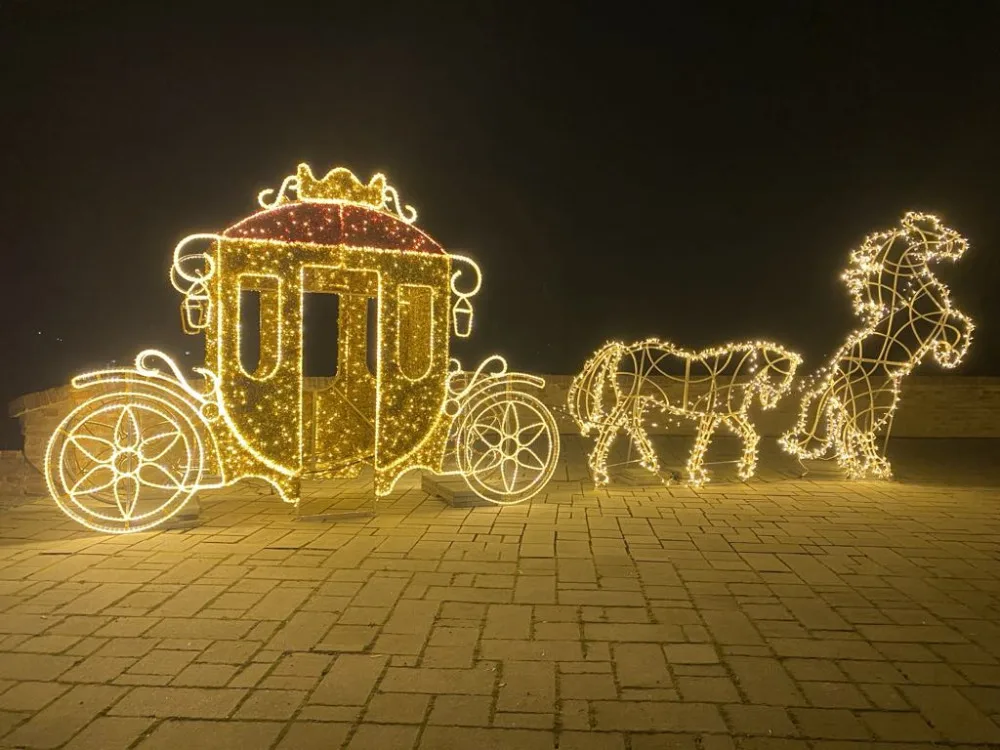 FOTO: Brněnský hrad Špilberk rozzářily statisíce světel. Odkazují na dávné legendy, nechybí ani světelný drak