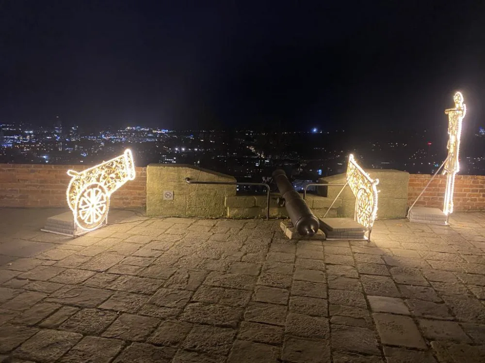 FOTO: Brněnský hrad Špilberk rozzářily statisíce světel. Odkazují na dávné legendy, nechybí ani světelný drak