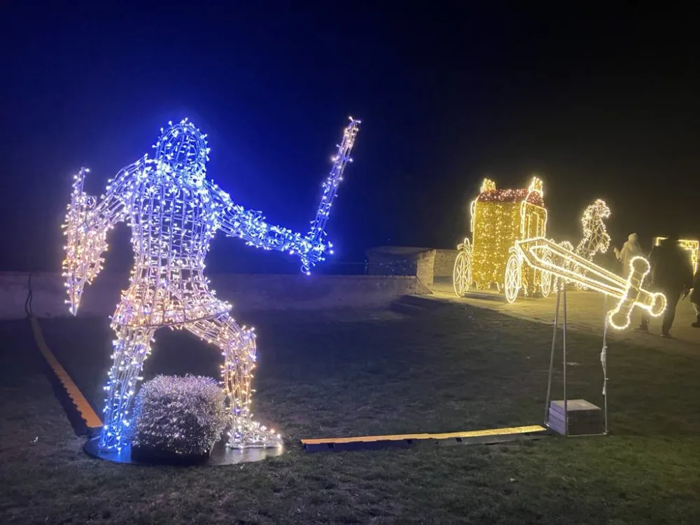 FOTO: Brněnský hrad Špilberk rozzářily statisíce světel. Odkazují na dávné legendy, nechybí ani světelný drak