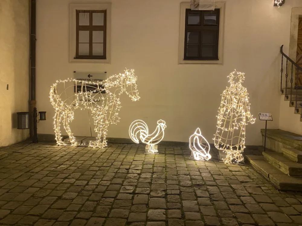 FOTO: Brněnský hrad Špilberk rozzářily statisíce světel. Odkazují na dávné legendy, nechybí ani světelný drak