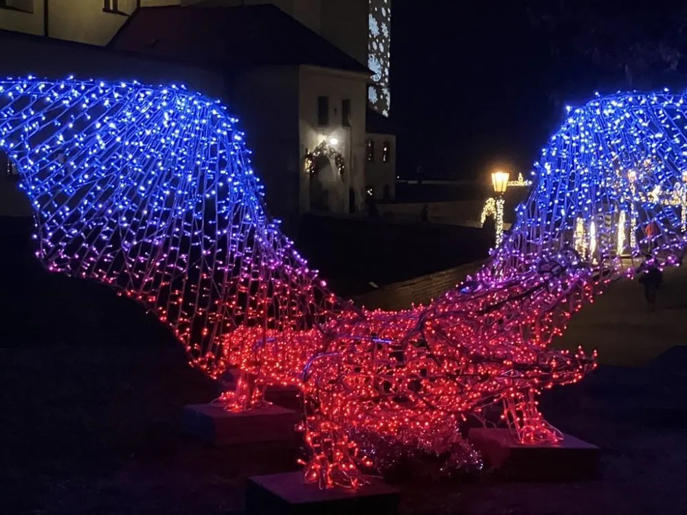 FOTO: Brněnský hrad Špilberk rozzářily statisíce světel. Odkazují na dávné legendy, nechybí ani světelný drak