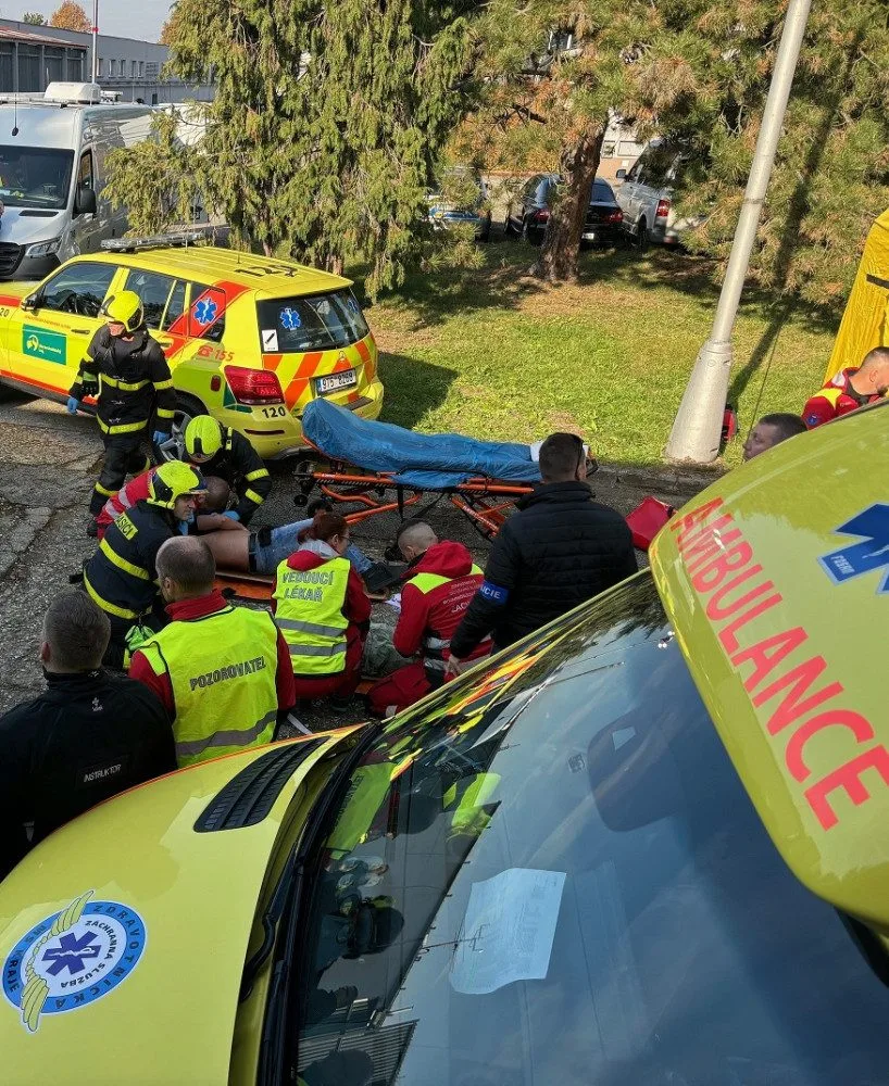 VIDEO: Policie, hasiči a zdravotníci nacvičovali ve Frýdku-Místku zásah proti útočníkovi, který střílí po lidech