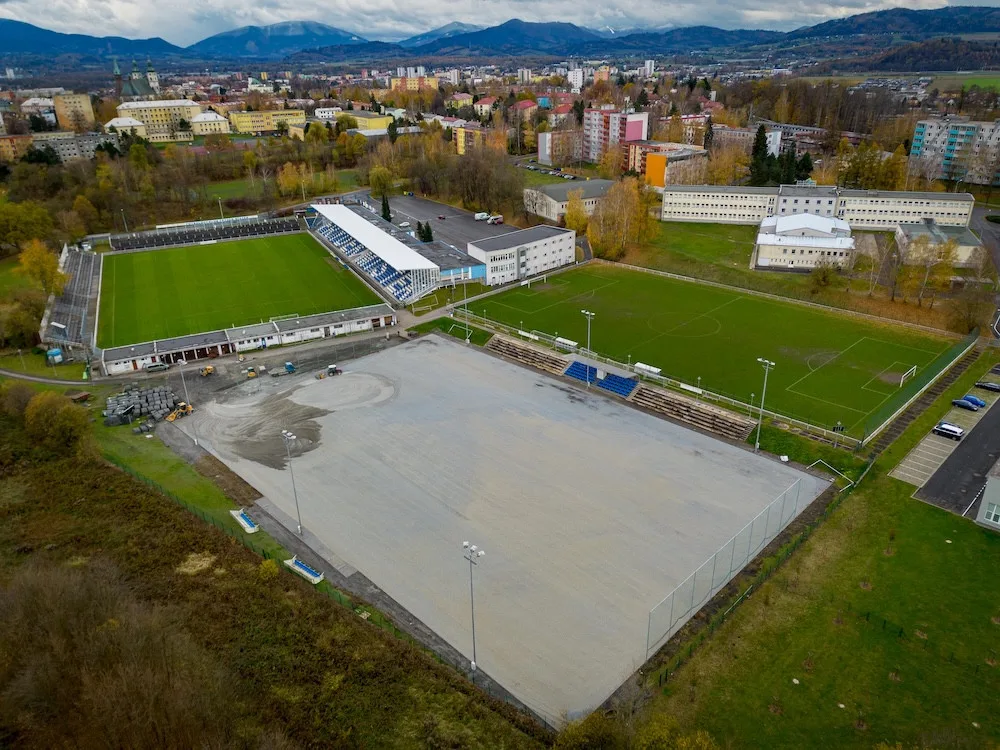 Multifunkční hřiště v areálu Stovky dostane nový povrch. Město uspíšilo rekonstrukci.