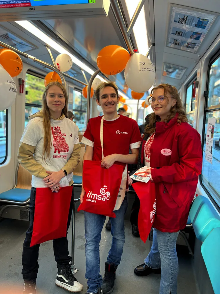 Do Ostravy dnes zavítá preventivní tramvaj proti AIDS. Cestující poučí o ochraně proti viru HIV