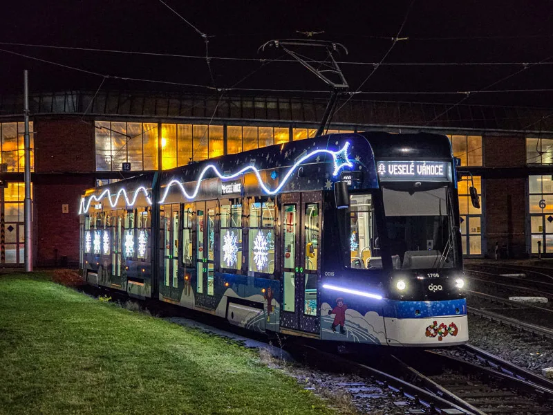 Do ulic metropole se vrací vánoční tramvaj. Svítící škodovka bude jezdit tak, aby potěšila co nejvíce Ostravanů