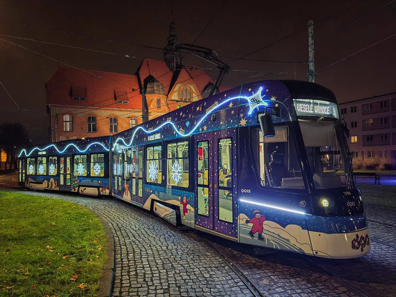 Do ulic metropole se vrací vánoční tramvaj. Svítící škodovka bude jezdit tak, aby potěšila co nejvíce Ostravanů