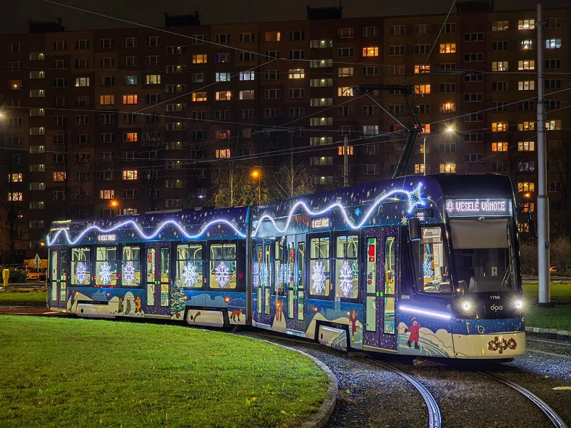 Do ulic metropole se vrací vánoční tramvaj. Svítící škodovka bude jezdit tak, aby potěšila co nejvíce Ostravanů
