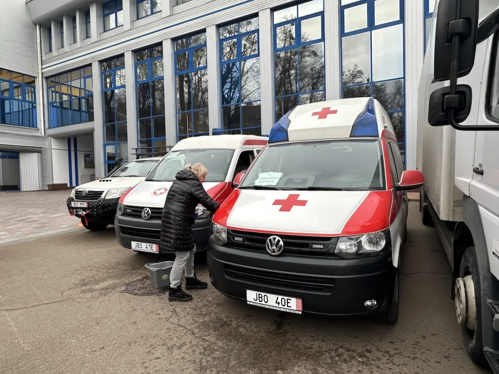 Dobrovolníci přivezli z Prahy na Ukrajinu pomoc za třináct milionů. Vybavenou polní nemocnici i hračky pro děti