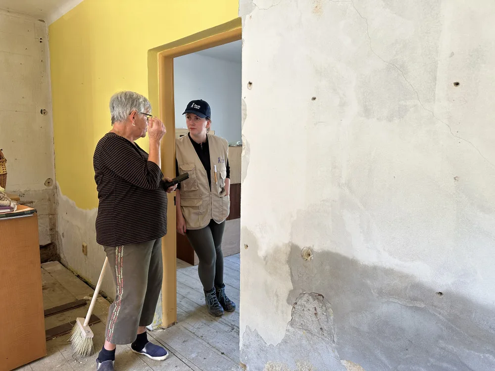 Lidé postižení povodní stále vysouší, problémy dělají dřevokazné houby a plísně. Člověk v tísni zatím obětem velké vody vyplatil téměř 170 milionů