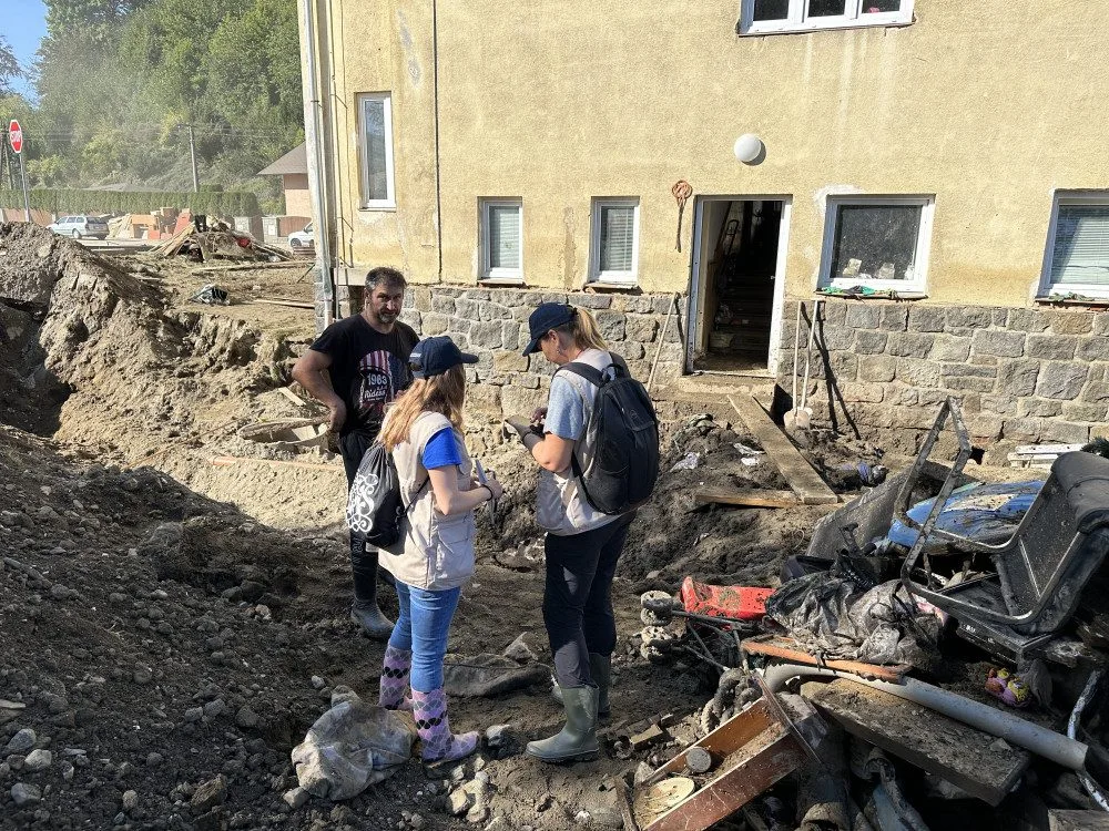 Lidé postižení povodní stále vysouší, problémy dělají dřevokazné houby a plísně. Člověk v tísni zatím obětem velké vody vyplatil téměř 170 milionů